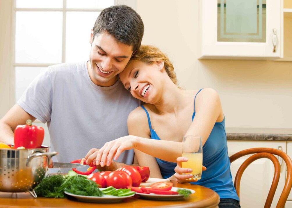 muller e home preparando verduras para aumentar a potencia
