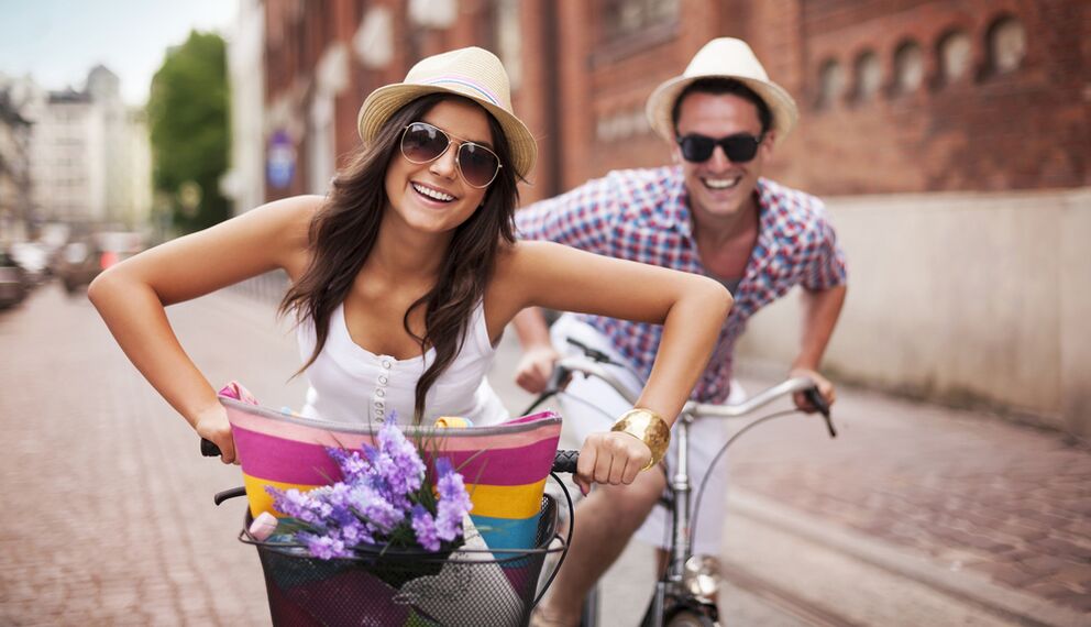 Muller cun home en bicicleta